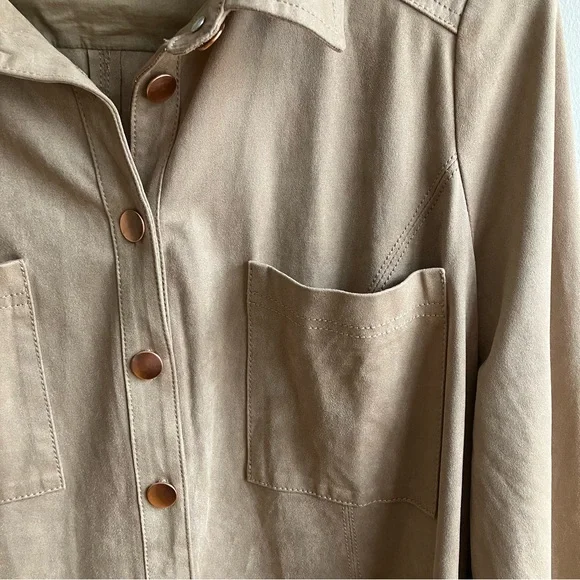 Free People Ari Faux Suede Shirt Jacket Size M Tan Rose Gold Buttons Boho Top - Picture 7 of 16